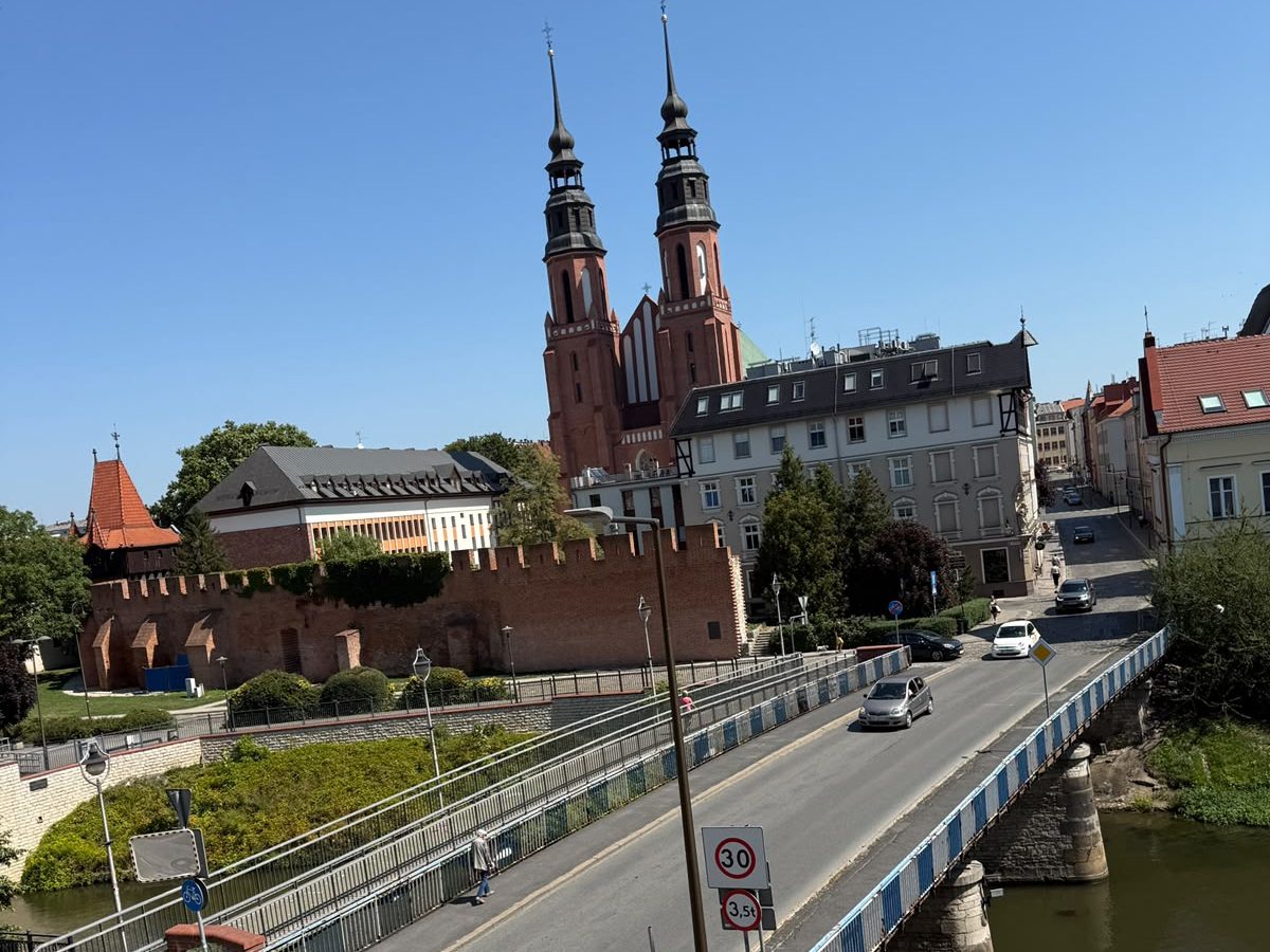 Widok z okien kancelarii na katedrę opolską i Most Zamkowy