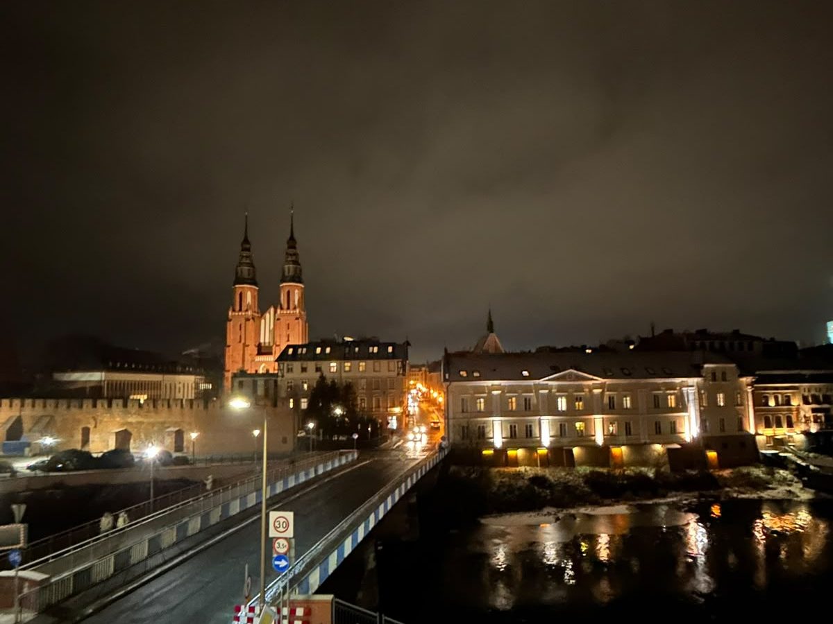 Widok z okien kancelarii na Odrę i opolską starówkę wieczorem